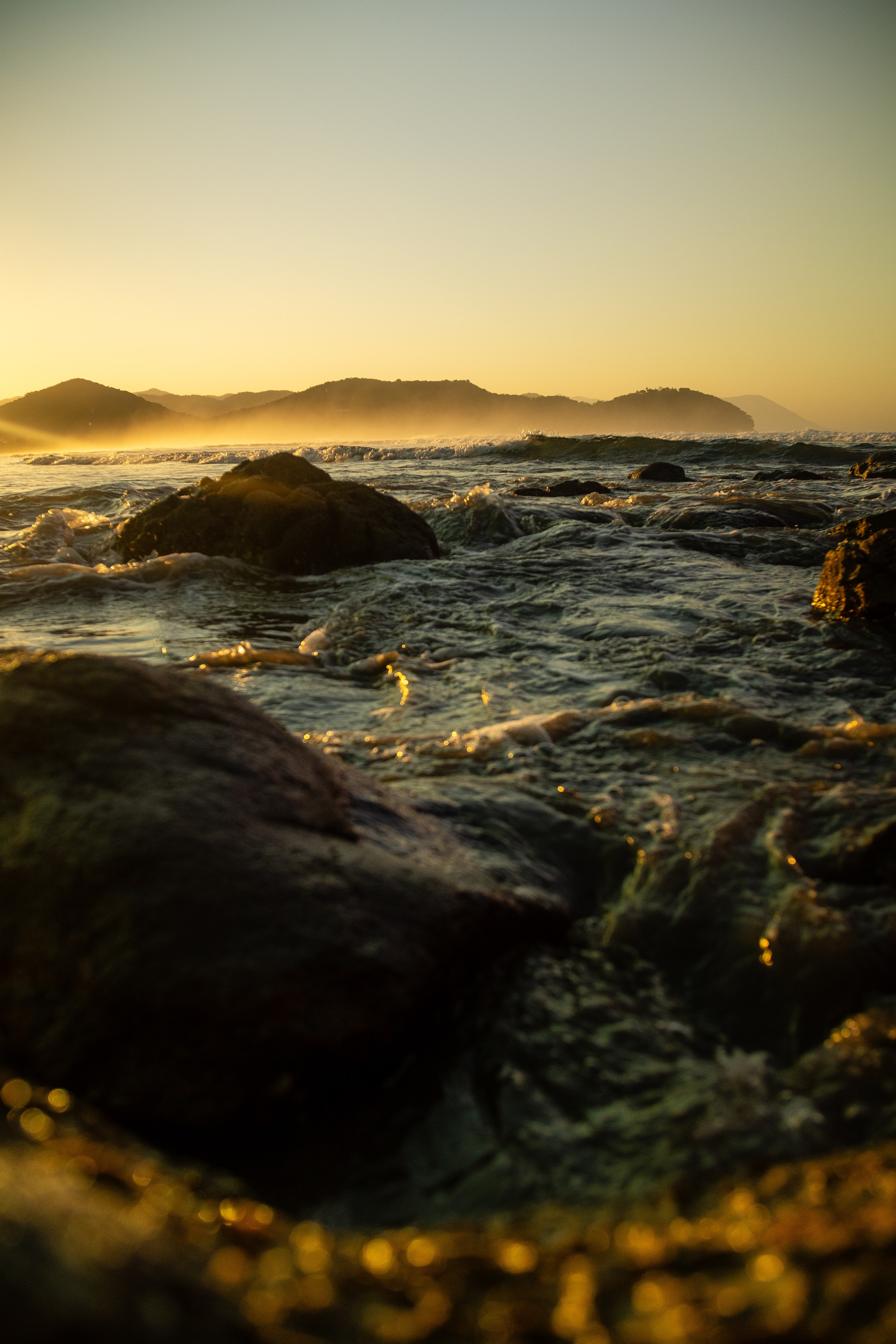 Pedras na arrebentação ao amanhecer